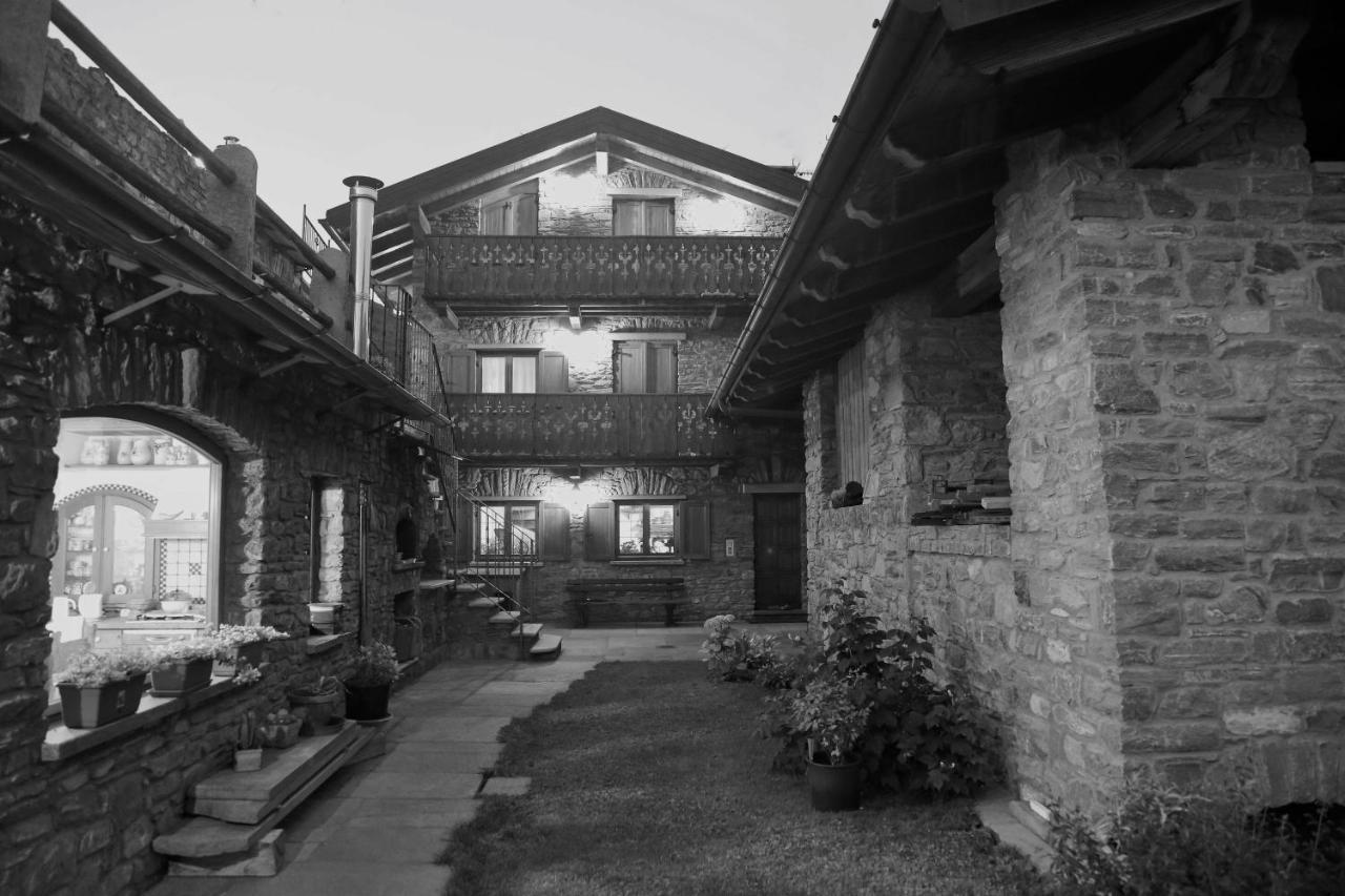Suite Del Villaggio Sarre Exterior photo